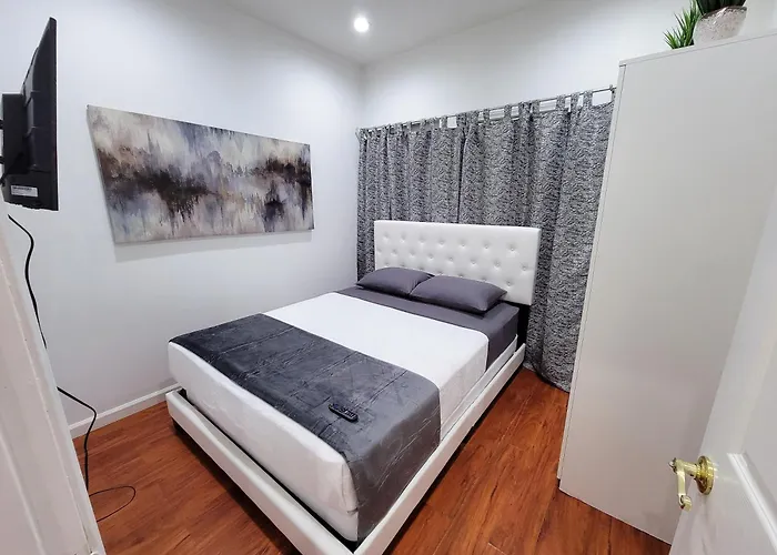 Budget Beverly Hills Cottage Style 2 Bedroom Apt - 5 Minutes From Rodeo Drive