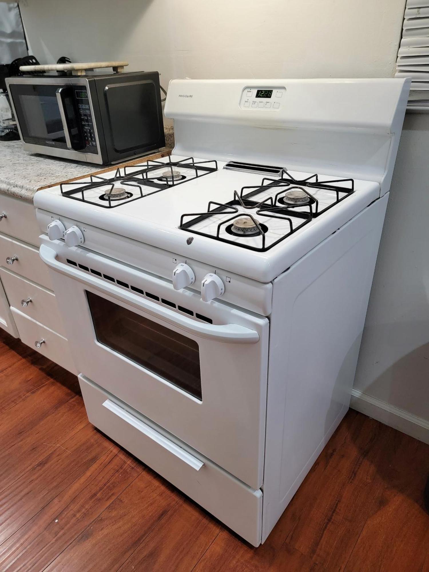 Budget Beverly Hills Style 2 Bedroom Apt - 5 Minutes From Rodeo Drive Apartment